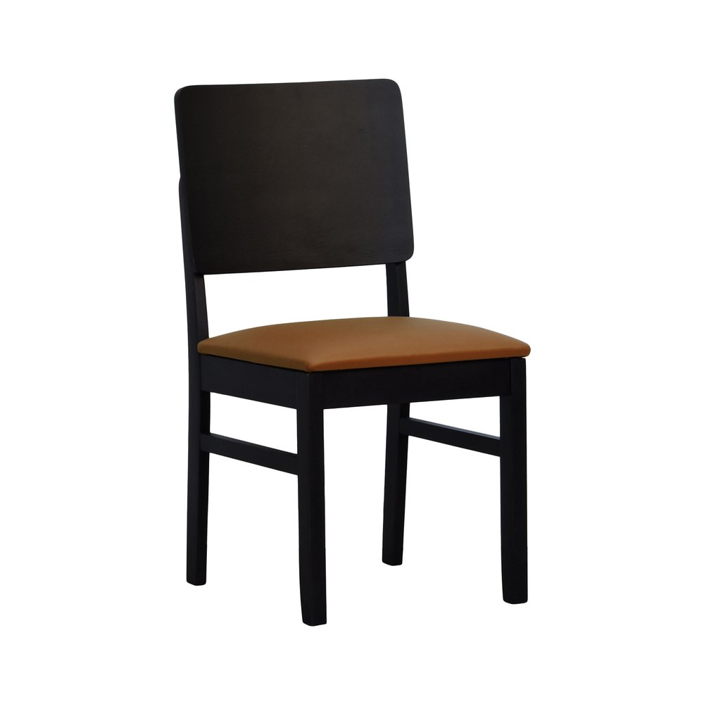 cadeira queops preta assento corano caramelo 1