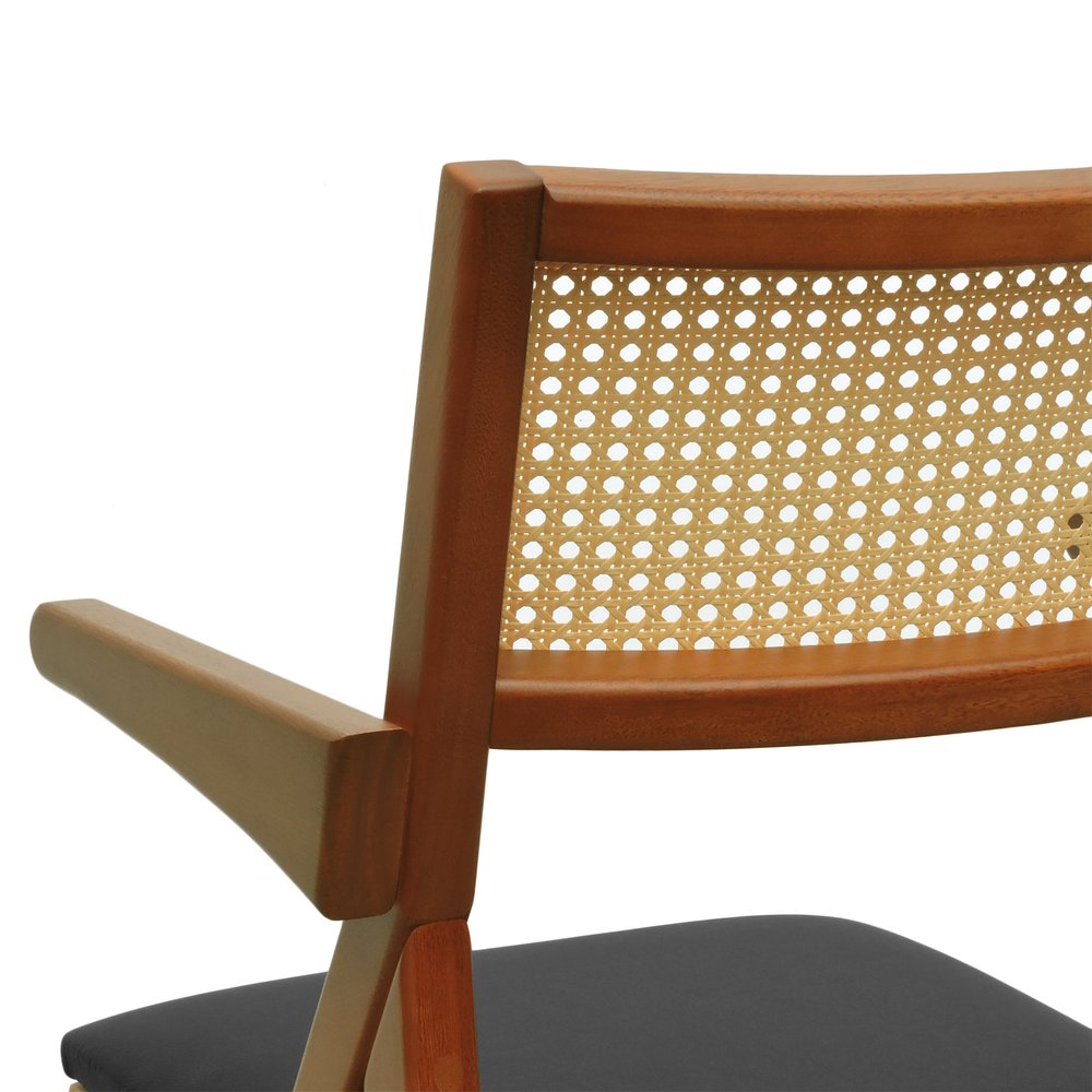 cadeira ype amendoa com bracos corano preto 8