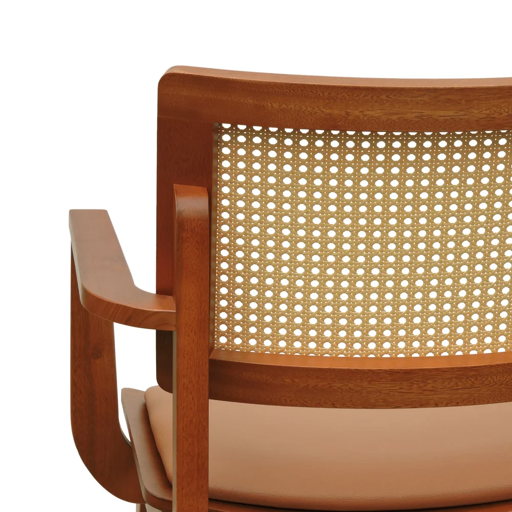 cadeira gus com bracos amendoa corano caramelo 8