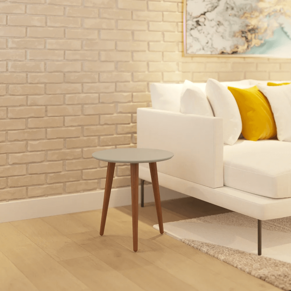 mesa auxiliar ao lado de um sofá branco