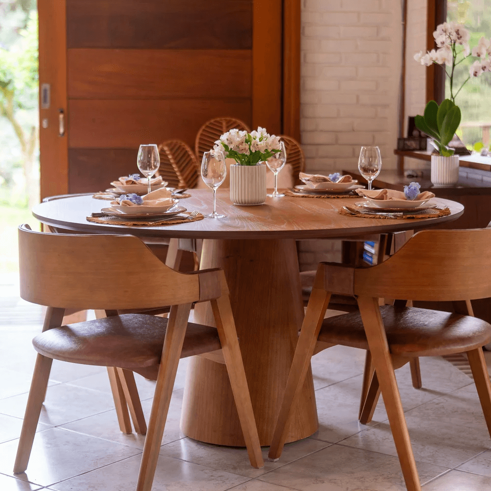 mesa de jantar junto com cadeiras de madeira