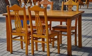 mesa e cadeiras de madeira