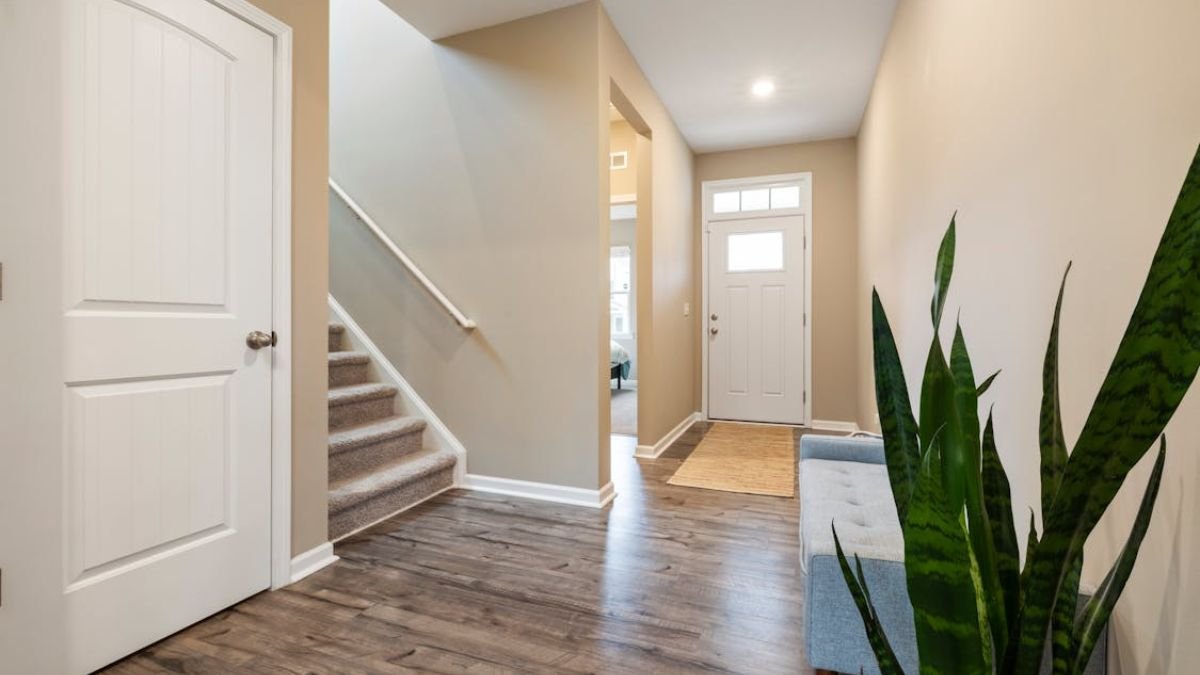 casa estilo americana com portas de madeira